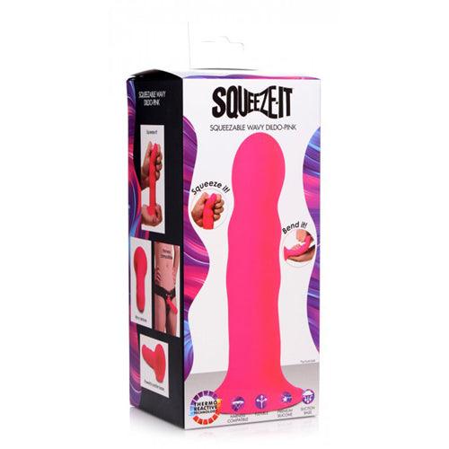 Squeeze-It Wavy Dildo - Roze - PlayForFun Squeeze-It Wavy Dildo - Roze - PlayForFun